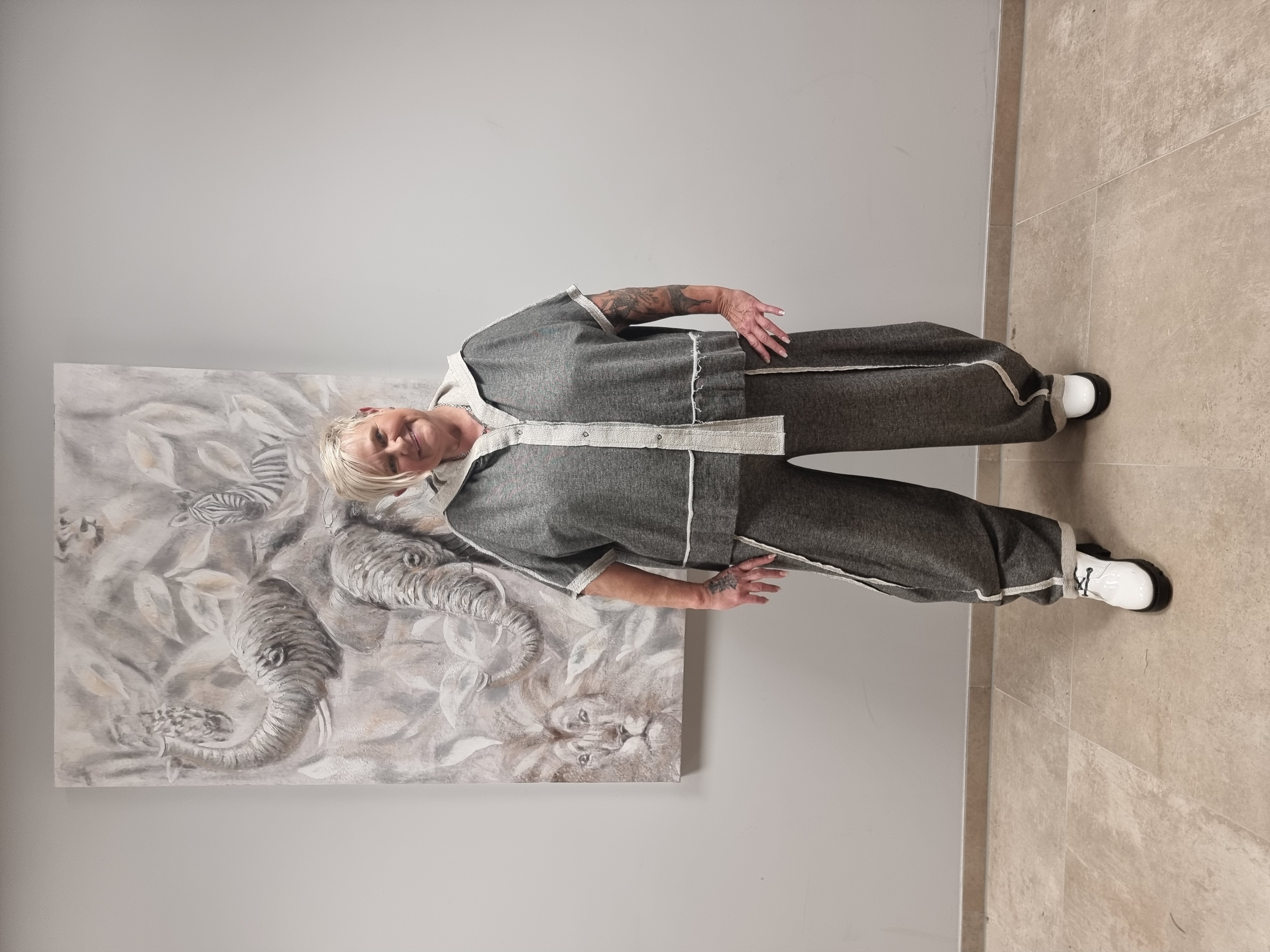 Zweiteiler von CN-G mit Überwurf Jacke und Ballonhose aus Sweatmaterial in Onesize