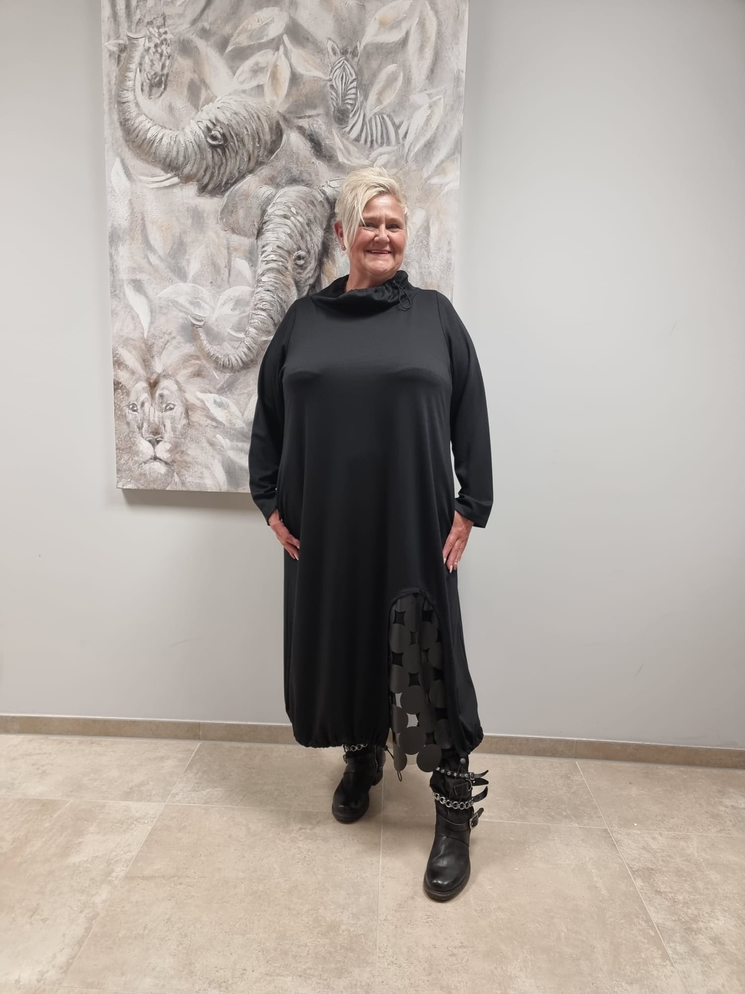Kleid von CN-G in 4 Größen bis Größe 60 mit Lederlook Applikation am Saum